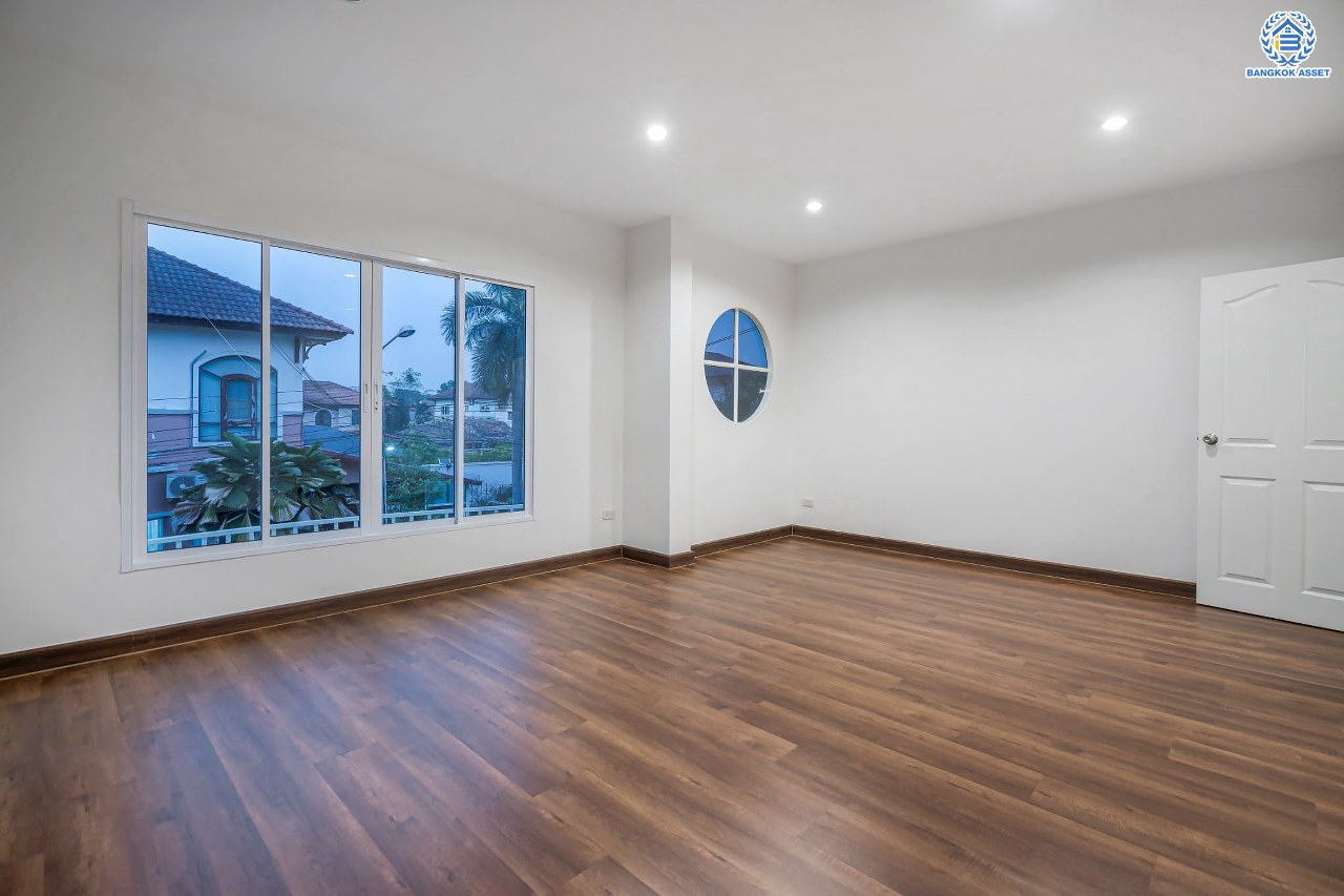 บ้านมือสองตกแต่งใหม่ แบรนด์ LH โครงการ ชัยพฤกษ์ วัดลาดปลาดุก ตอบโจทย์ทุกการอยู่อาศัย เนื้อที่ 60 ตร.ว. พื้นที่ใช้สอยมากถึง 198.96 ตร.ม. ฟังก์ชัน 3 ห้องนอน 3 ห้องน้ำ จอดรถได้ 2 คัน บนทำเลดีที่สุด! ใกล้เซ็นทรัลเวสต์เกต ทางด่วน "กาญจนาภิเษก" และรถไฟฟ้าสายสีม่วง "สถานีคลองบางไผ่"